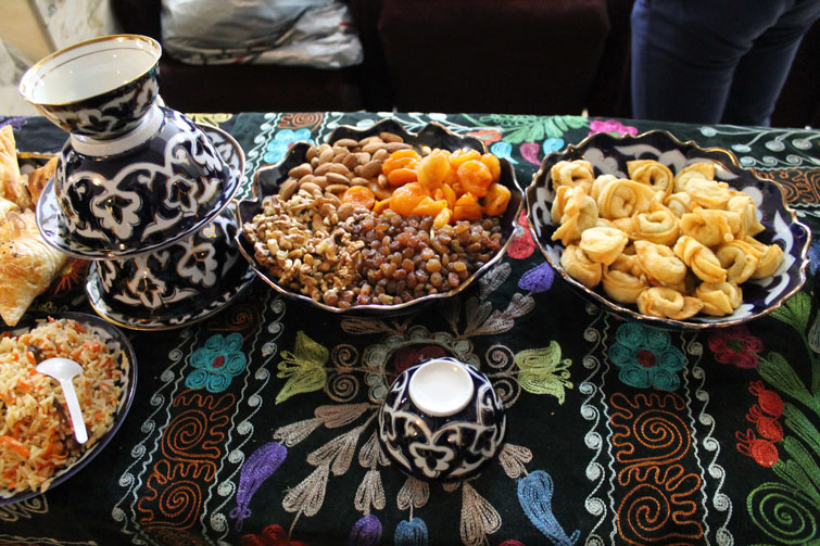 С праздником на узбекском языке. Навруз в Бухаре. Бухара праздник Навруз. Праздник Навруз в Узбекистане. Навруз праздничный стол.